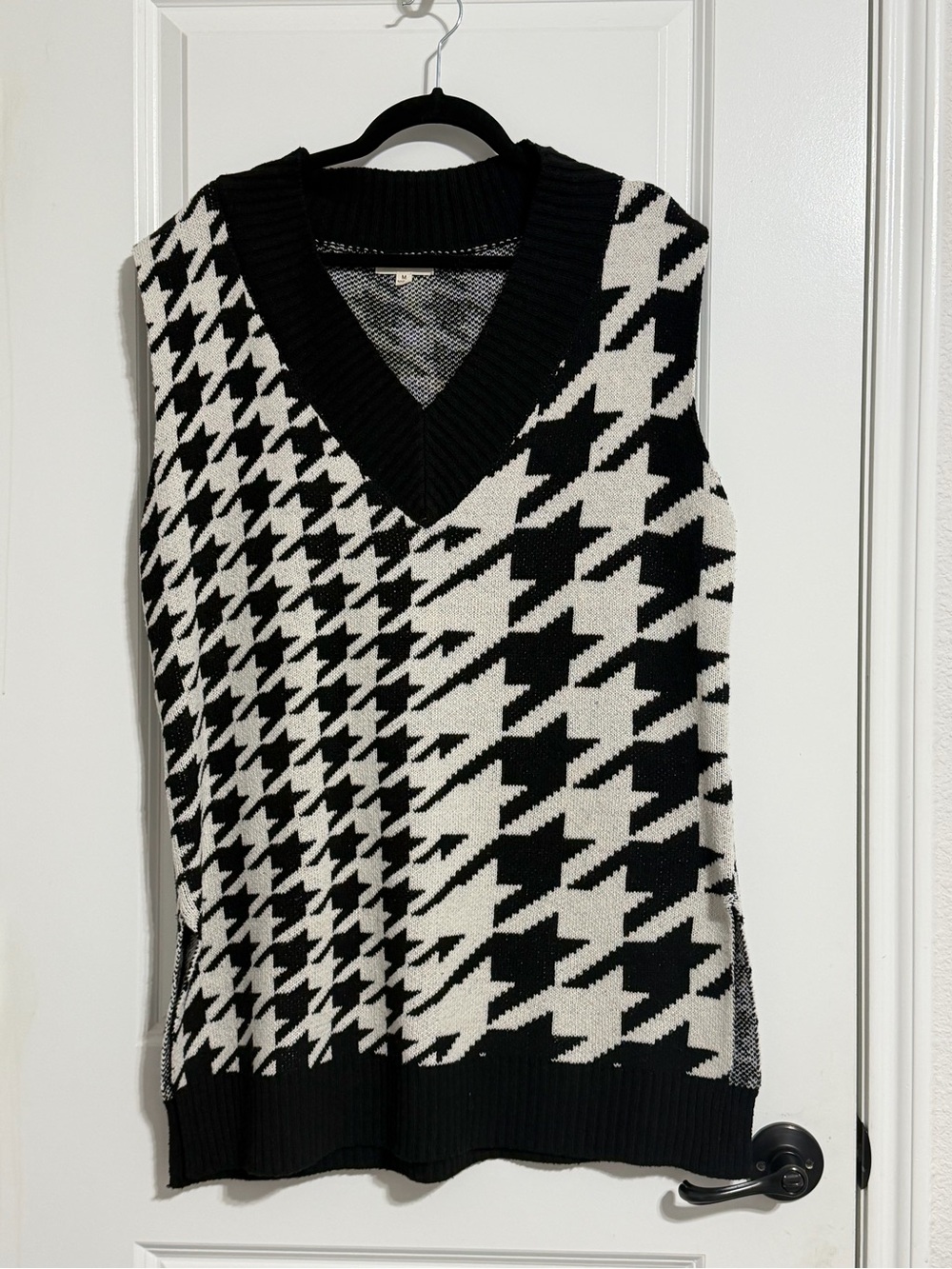 Houndstooth V-Neck Knit Sweater Vest - Black & White